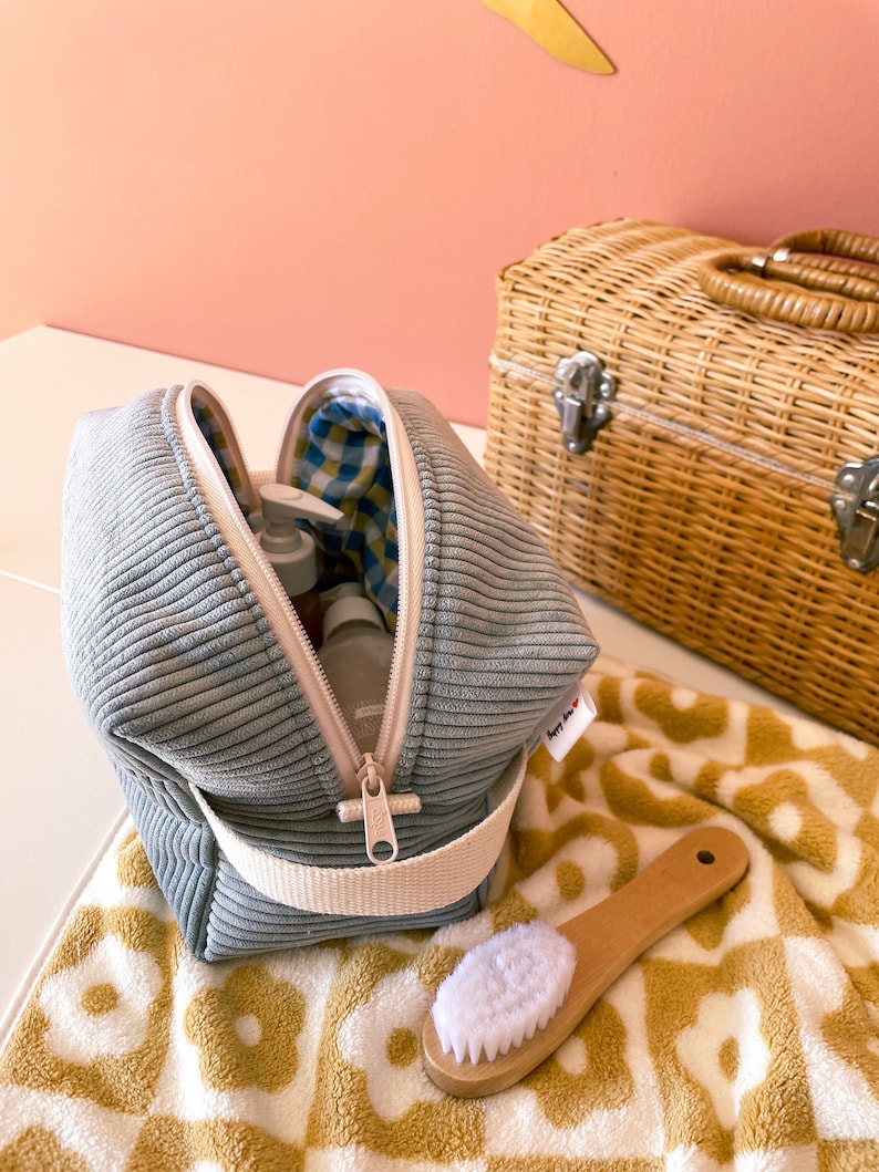 Trousse de toilette bébé velours personnalisé image 5