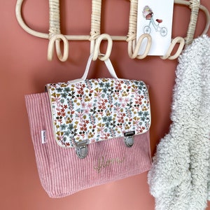 cartable maternelle personnalisé velours rose et motif fleurs image 4