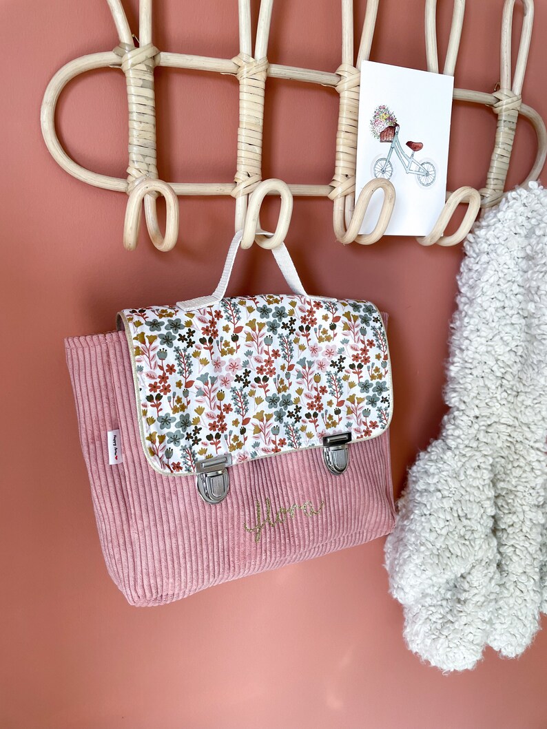 cartable maternelle personnalisé velours rose et motif fleurs image 4