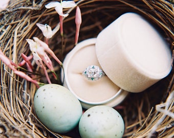 Round velvet ring box - vintage style - champagne