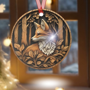 Peut inclure: Une décoration de Noël ronde en bois avec une sculpture détaillée d'un renard dans un décor de forêt. Le renard est brun et blanc avec une queue touffue et est entouré d'arbres et de feuilles.