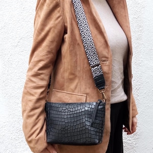 Mini Schwarze Umhängetasche, Kleine Schulter Geldbörse mit Gitarrengurt, Einzigartige Minimal Frauen Ledertasche mit Krokodil Effekt