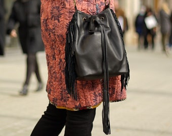 Sac à bandoulière à franges, sac seau à bandoulière, sac en cuir à franges, sac à cordon noir pour femme fait à la main avec du cuir souple