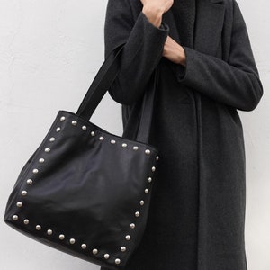 Nieten Tasche, schwarze Ledertasche für Frauen, große Handtasche mit silbernen Nieten, Tasche für die Arbeit handgemacht aus echtem Leder
