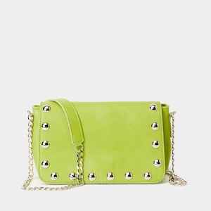 Bolso pequeño de piel verde lima con tachuelas, monedero pequeño verde con solapa y cadena metálica, minibolso bandolera para mujer. Regalo para esposa o novia.