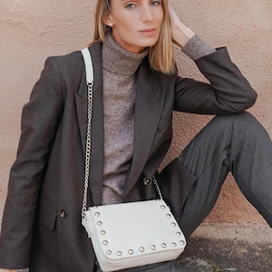 Bolso pequeño de piel blanca, bandolera con tachuelas y cadena, elegante bolso de hombro tipo cartera para mujer.