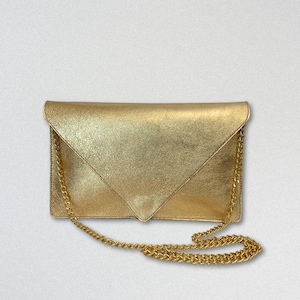 Bolso de mano tipo sobre de piel dorada, bolso de mano para invitada de boda con pulsera y correa de cadena, bolso de piel metalizada hecho a mano, regalo para mujer elegante.