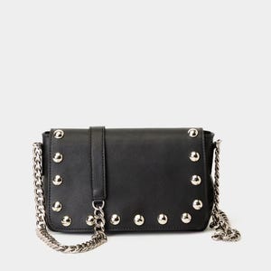 Bolso pequeño negro con tachuelas, bolso baguette de cuero, bolso de mano con solapa hecho a mano, bolso bandolera de noche con cadena metálica