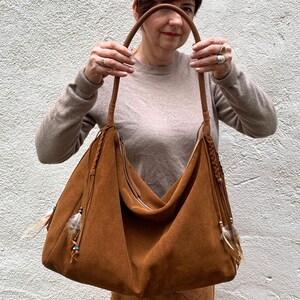 Beige Wildleder Tasche, übergroße Boho Chic Geldbörse, Cognac Wildleder Handtasche mit Fransen und Federn, große Schultertasche für Frauen