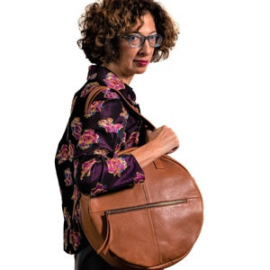 Runde Handtasche für Frauen, Braune Cognac-Kreistasche, Alltags-Einkaufstasche aus weichem Leder, handgefertigte kreisförmige Geldbörse mit Taschen