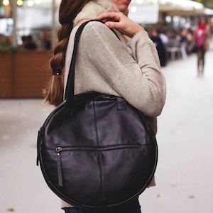 Zwarte ronde leren tas, cirkel leren portemonnee, zwarte ruime schoudertas, stedelijke ronde draagtas, ronde leren handtas voor vrouw