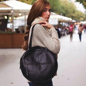 Sac rond en cuir noir, sac à main circulaire en cuir, sac à bandoulière spacieux noir, sac fourre-tout urbain rond, sac à main circulaire en cuir pour femme
