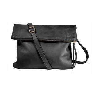 Sac à bandoulière avec rabat, Pochette en cuir noir, Pochette à bandoulière, Pochette de soirée noire, Sac en cuir élégant pour femme