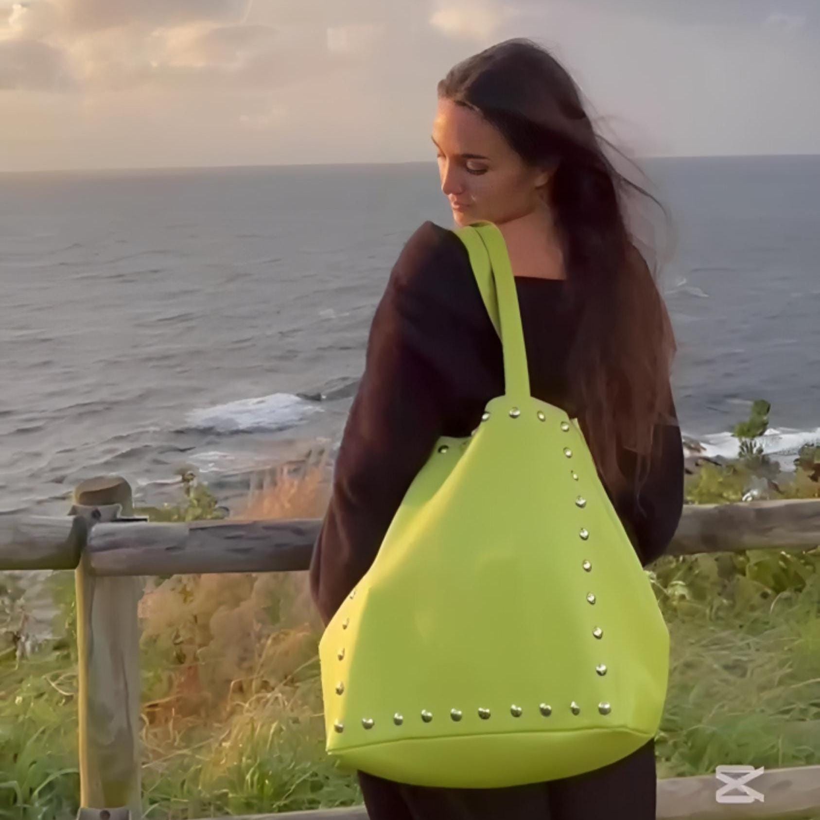 グリーンレザースタッズトートバッグ、ハンドメイドショルダーバッグ