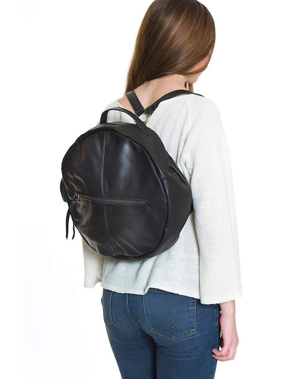 Classic leather flap backpack vintage brown black cognac for women and men  - with drawstring - with flap - with front pockets - made of soft Italian  genuine leather - unisex medium size – Sacktaschen