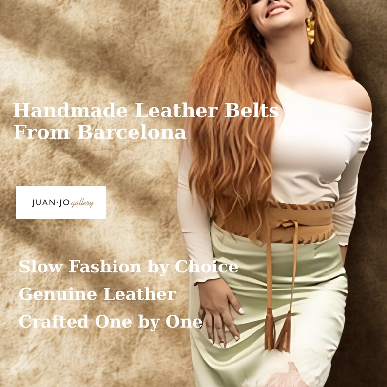 Op de afbeelding: Een beige leren wikkelriem met een brede band, decoratieve vetersluiting aan de zijkant en lange, dunne strikbanden met kwastjes. De tekst op de afbeelding luidt: Handmade Leather Belts From Barcelona, JUAN JO gallery, Slow Fashion by Choice, Genuine Leather, Crafted One by One.