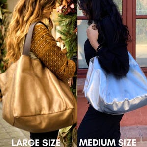 Puede incluir: Dos bolsos de mano de cuero de diferentes tama&ntilde;os. El bolso m&aacute;s grande es de color marr&oacute;n dorado y el bolso m&aacute;s peque&ntilde;o es de color plateado. Los bolsos se muestran en manos de dos personas.