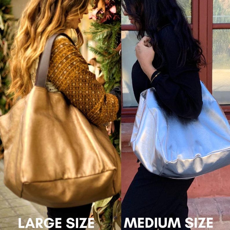 Puede incluir: Dos bolsos de mano de cuero de diferentes tama&ntilde;os. El bolso m&aacute;s grande es de color marr&oacute;n dorado y el bolso m&aacute;s peque&ntilde;o es de color plateado. Los bolsos se muestran en manos de dos personas.