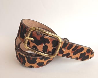 Cinto com estampa de leopardo e fivela de latão, feito à mão em couro com pelo e estampa animal.