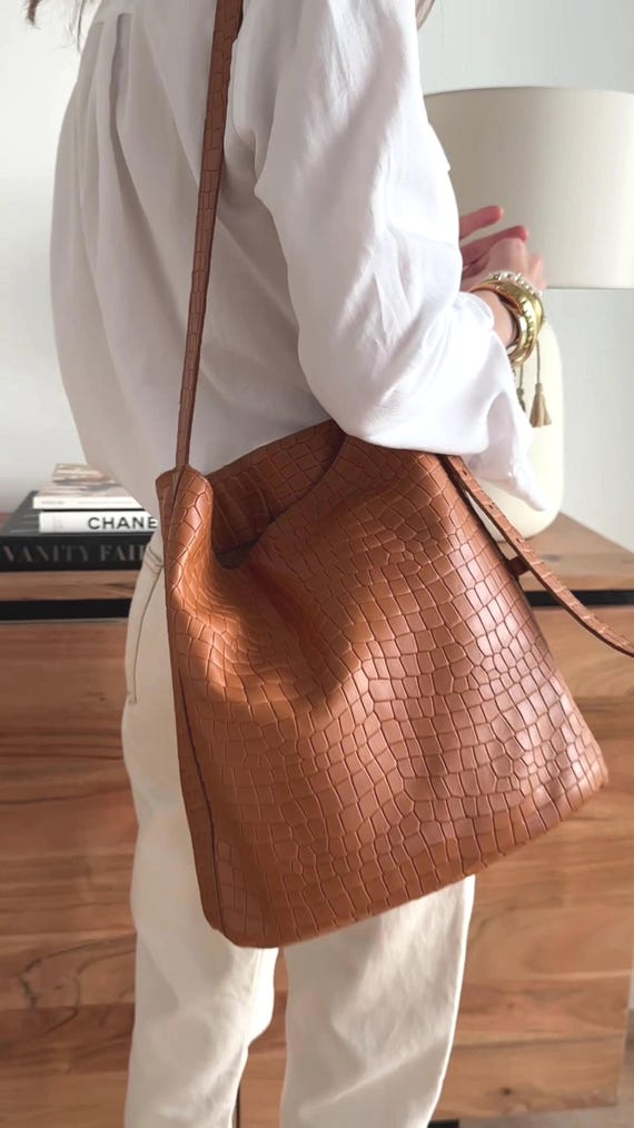 Handmade Camel Croc-embossed Leather Bucket Bag, Crossbody  display picture 3