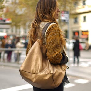 Bolso tote extragrande, bolso tote de cuero metalizado bronce hecho a mano de gran tamaño, bolso de hombro suave. imagen 2