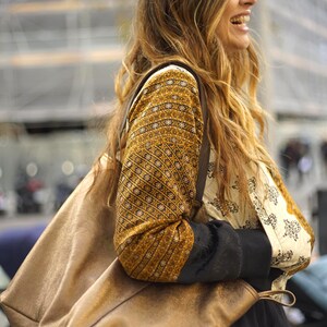 Bolso tote extragrande, bolso tote de cuero metalizado bronce hecho a mano de gran tamaño, bolso de hombro suave. imagen 4