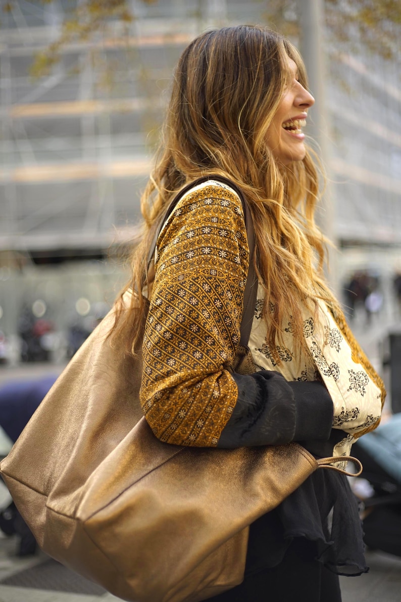 Bolso tote extragrande, bolso tote de cuero metalizado bronce hecho a mano de gran tamaño, bolso de hombro suave. imagen 4
