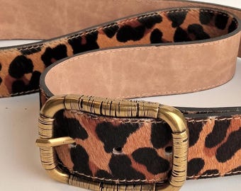 Cinturón con estampado animal, cinturón de leopardo hecho a mano en piel con pelo, hebilla de latón dorado.