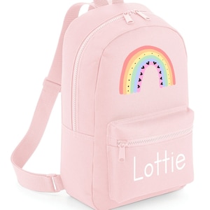 Sac à dos personnalisé arc-en-ciel Rentrée scolaire, crèche, cartable, école de jeu disponible en rose, bleu, noir, bleu marine et blanc