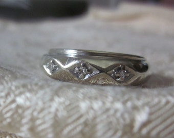 1940s to1950s Vintage White Gold 14k with 3 diamonds Wedding Band Size 7 to 7.5 4g AK Maker
