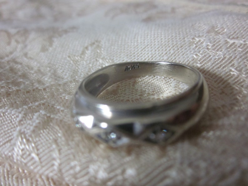 1940s to1950s Vintage White Gold 14k with 3 diamonds Wedding Band Size 7 to 7.5 4g AK Maker