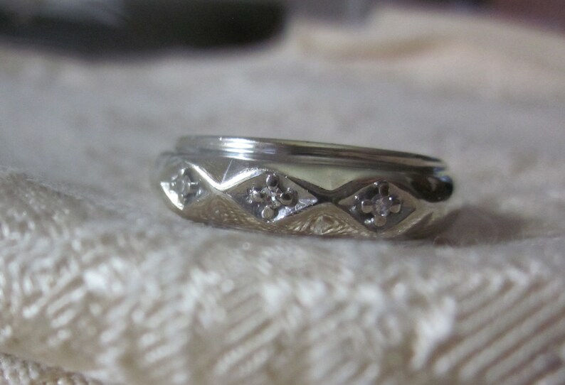 1940s to1950s Vintage White Gold 14k with 3 diamonds Wedding Band Size 7 to 7.5 4g AK Maker