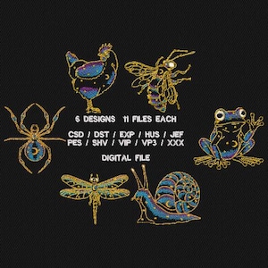 Puede incluir: Archivo digital con seis diseños bordados de insectos y animales, incluyendo una araña, una gallina, una abeja, una rana, una libélula y un caracol. Cada diseño está delineado en oro con acentos azules y morados. Texto: "6 Designs 11 Files Each".
