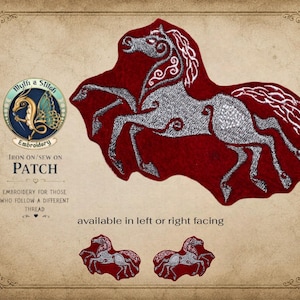 Może przedstawiać: Czerwona i srebrna naszywka z haftowanym koniem z napisem "Wyth a Stitch Embroidery" i "Iron On/Sew On Patch". Naszywka jest dostępna w lewym lub prawym wzorze. Wzór konia to stylizowana ilustracja.