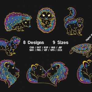 Puede incluir: Ocho diseños de bordado que representan varios animales con un tema celestial. Los animales incluyen un erizo, un hurón, una tortuga y un león. Los diseños están en tonos de azul, morado y dorado, con estrellas y una luna creciente.