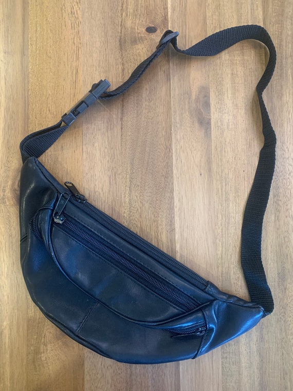 Vintage 90s black leather belted Fanny pack/fanny 