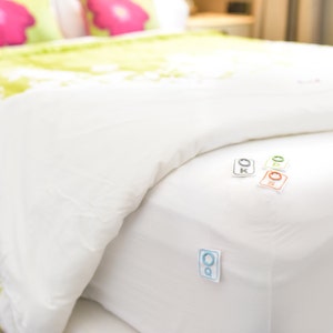 Simple to attach snap on labels that tell you the size of sheets and other bed linens for easy bed making. image 4