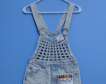 denim overall skirt outfit