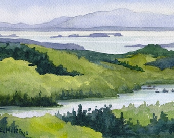 Può includere: Dipinto ad acquerello di un paesaggio con un specchio d'acqua in primo piano e una catena montuosa sullo sfondo. L'acqua è di un colore blu chiaro e le montagne sono di un colore viola chiaro. Il primo piano è un'area verde erbosa con alberi.
