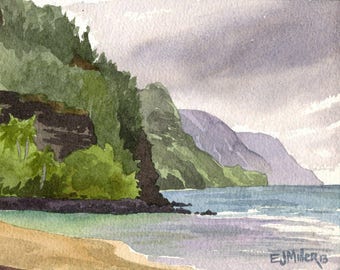 以下が含まれることがあります： 緑豊かな崖と穏やかな青い海を持つ熱帯のビーチシーンを描いた水彩画。空は紫がかった柔らかなグレー。右下にアーティストの署名「EJMiller13」があります。