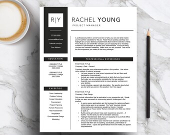 Pode incluir: Modelo de currículo em preto e branco com o nome Rachel Young e o título Project Manager. O currículo inclui seções para educação, experiência profissional e especialidades.