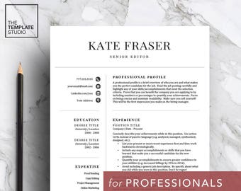 Pode incluir: Um modelo de currículo em preto e branco com o título "for Professionals" em vermelho. O currículo é para uma editora sênior chamada Kate Fraser. O modelo inclui seções para educação, experiência e especialização.