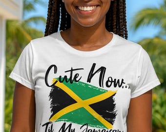 Dames T-shirt met Jamaicaanse vlag - Cute Now... 'Til My Jamaican Comes Out - meisjesshirt met ronde hals of V-hals met korte mouw S-2XL