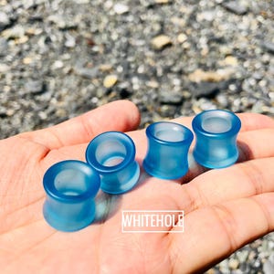 Hellblaue mattierte Tunnel Plugs: Individuell angefertigte Plugs