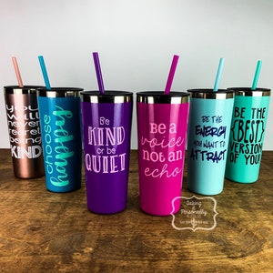 Puede incluir: Seis vasos de acero inoxidable con diferentes citas motivacionales impresas en ellos. Los vasos son de diferentes colores, incluyendo rosa, morado, azul verdoso y turquesa. Cada vaso tiene una pajita.