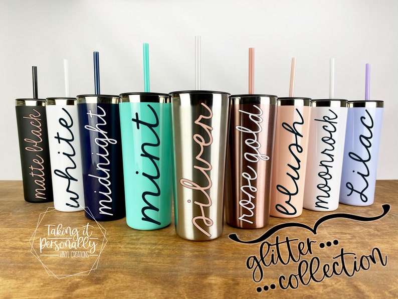 Puede incluir: Una colecci&oacute;n de 10 vasos de acero inoxidable con varios acabados de purpurina. Los vasos est&aacute;n etiquetados con los nombres "negro mate", "blanco", "medianoche", "menta", "plata", "oro rosa", "rubor", "roca lunar" y "lila".