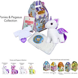 Könnte beinhalten: Ein Ponies & Pegasus Collection Set mit einem weißen Plüsch-Einhorn mit lila Flügeln, einem schlichten weißen T-Shirt, einem lila herzförmigen Best Friend Anhänger, einer Adoptionsurkunde, einem Beutel Füllwatte und einer Eisdielen-Box.