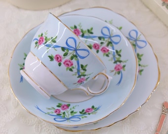 Juego de té, platillo y plato de postre Colclough Ribbon & Roses Pastel Blue Trio, con lazo azul y estampado floral rosa, porcelana fina inglesa, década de 1950.