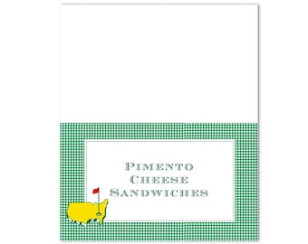 Può includere: Etichetta alimentare a quadri verdi e bianchi con una grafica di campo da golf giallo e verde e il testo "Pimento Cheese Sandwiches".