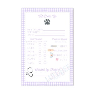 Puede incluir: Una lista de verificación imprimible para la visita al veterinario de una mascota, con un diseño de cuadros vichy morado y blanco. La lista incluye secciones para el nombre de la mascota, el peso, la edad, la lista de verificación de la visita y el tratamiento necesario. La lista de verificación de la visita incluye casillas de verificación para los ojos, las orejas, la nariz, el corazón, las patas y la cola. La sección de tratamiento necesario incluye casillas de verificación para la inyección, la venda, los medicamentos y el amor. La lista también incluye un espacio para que el veterinario marque las casillas y firme su nombre.